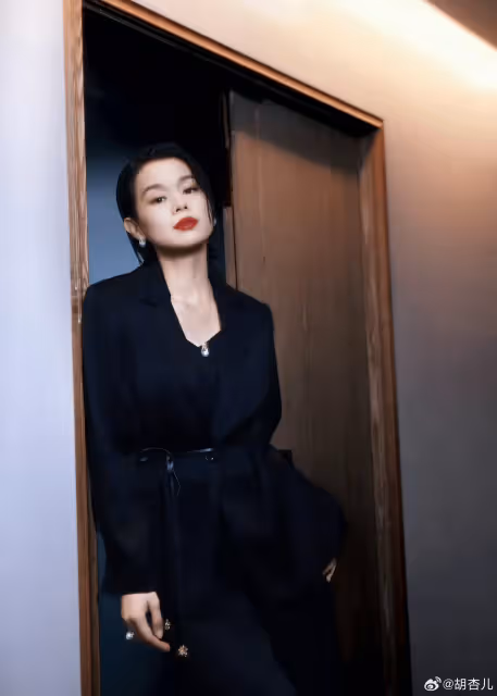 恭喜!TVB視後胡杏兒慨嘆入行25周年,3個兒子被指共用一張臉