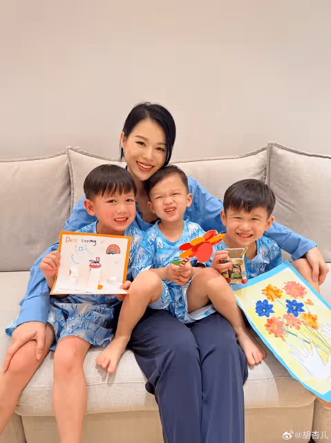 恭喜！TVB視後胡杏兒慨嘆入行25周年，3個兒子被指共用一張臉
