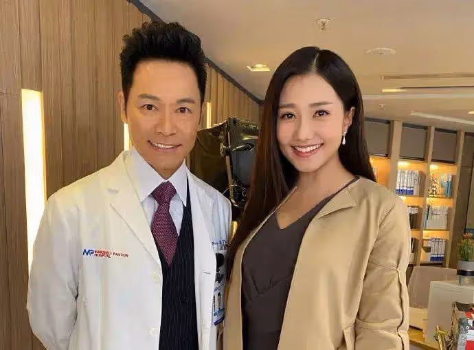 又一位TVB知名女星離巢,與內地小生是同學,曾因劇中與石修上演忘年戀而獲關注