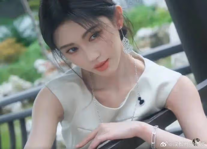 鞠婧禕GLASS出圖!性感靚麗不愧四千年一遇江南美女