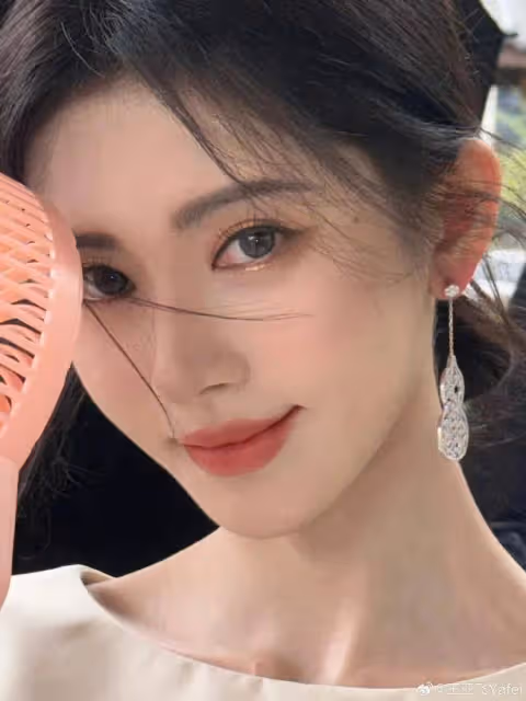 鞠婧禕GLASS出圖!性感靚麗不愧四千年一遇江南美女