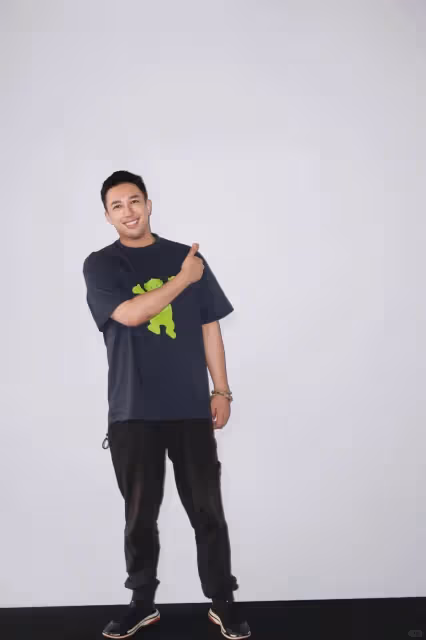 於正表示白鹿許凱已續約,並透露剛剛簽約帥氣新人