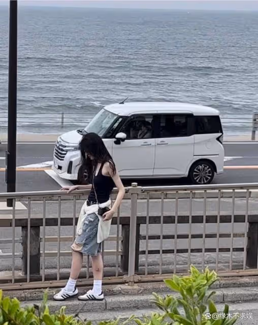 29歲徐璐又戀愛了!和男友日本旅遊被拍,小腿滿是傷,男友被罵慘
