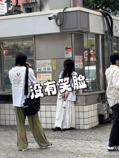 29歲徐璐又戀愛了!和男友日本旅遊被拍,小腿滿是傷,男友被罵慘