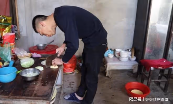 男子邀好友家中聚餐,不料開門揖盜,妻子竟另有他意