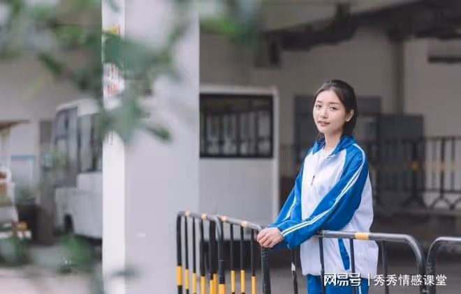 高二女生在操場產子，生父身份流出後，父母雙雙崩潰大哭