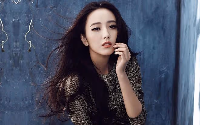 佟麗婭海邊騎馬照曝光,粉色長裙仙氣飄飄,粉絲期待新劇亮相!