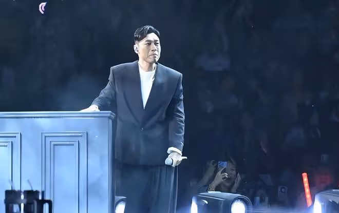 鄭秀文許志安合唱世紀末煙花，許志安落淚，面色難過愧疚