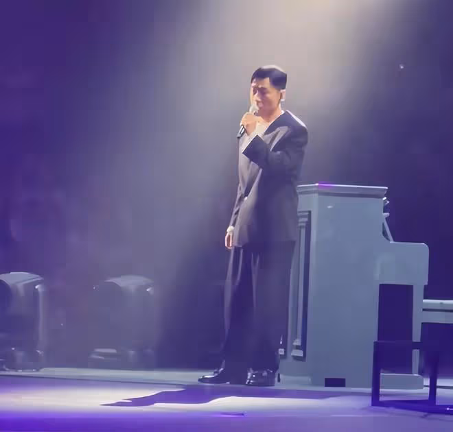 鄭秀文許志安合唱世紀末煙花,許志安落淚,面色難過愧疚