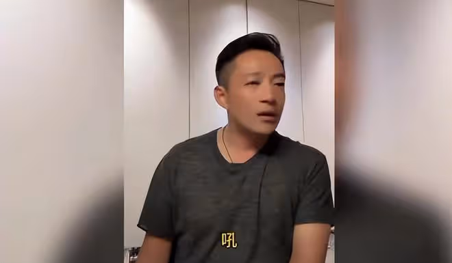 汪小菲深夜再次發瘋,質疑大S的做法,小梅坐在旁邊不斷安慰