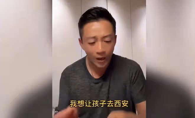 汪小菲深夜再次發瘋,質疑大S的做法,小梅坐在旁邊不斷安慰