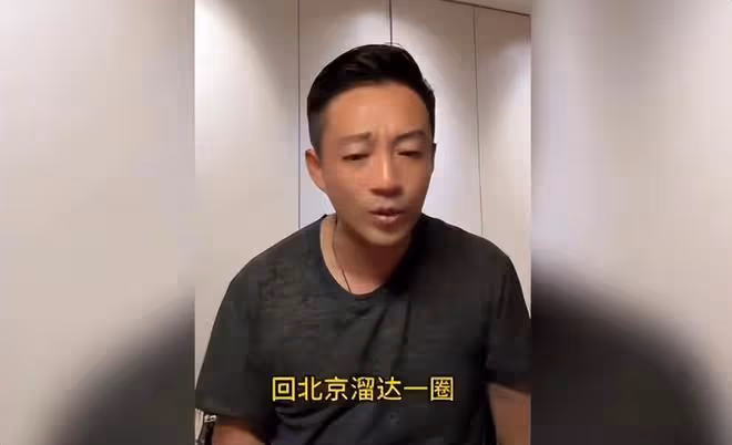 汪小菲深夜再次發瘋,質疑大S的做法,小梅坐在旁邊不斷安慰