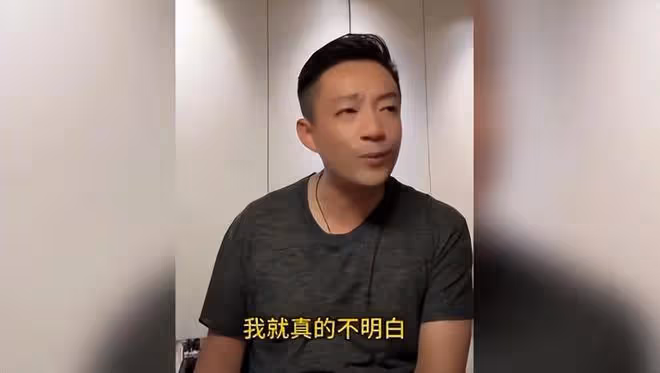 汪小菲深夜再次發瘋,質疑大S的做法,小梅坐在旁邊不斷安慰