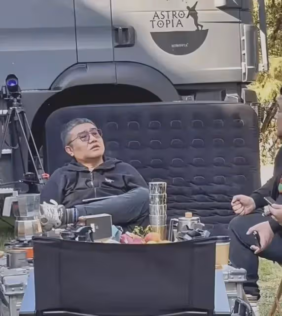 徐雷現身一臉頹廢,也不蹺二郎腿了,越看越像被裁員的普通打工人