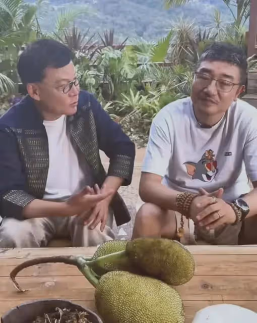 徐雷現身一臉頹廢,也不蹺二郎腿了,越看越像被裁員的普通打工人