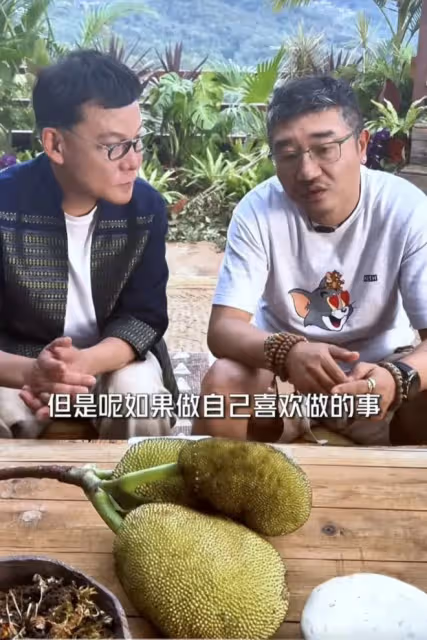 徐雷現身一臉頹廢,也不蹺二郎腿了,越看越像被裁員的普通打工人