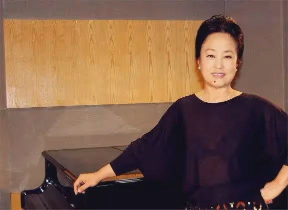 她是國家一級演員，會31國語言，當紅時被老公拋棄，晚年成女總裁