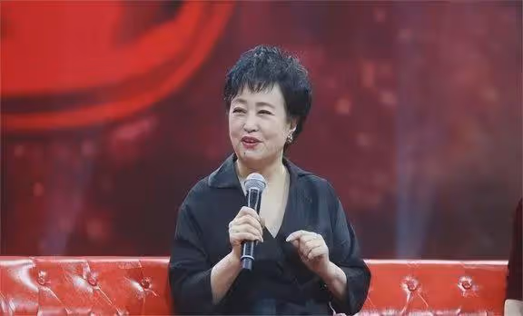 她是國家一級演員，會31國語言，當紅時被老公拋棄，晚年成女總裁