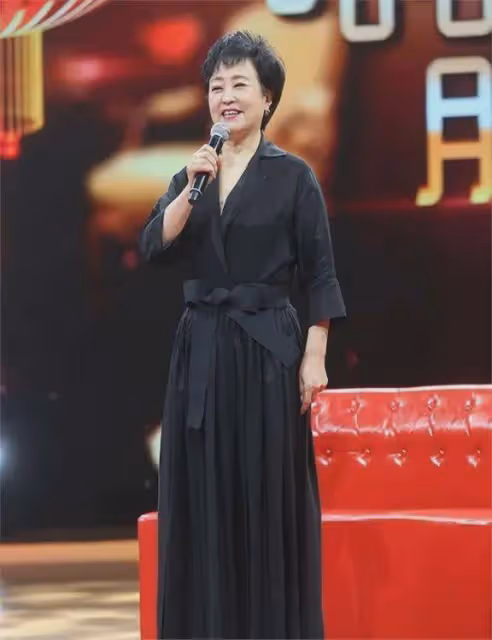 她是國家一級演員,會31國語言,當紅時被老公拋棄,晚年成女總裁