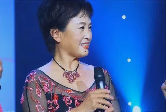 她是國家一級演員,會31國語言,當紅時被老公拋棄,晚年成女總裁