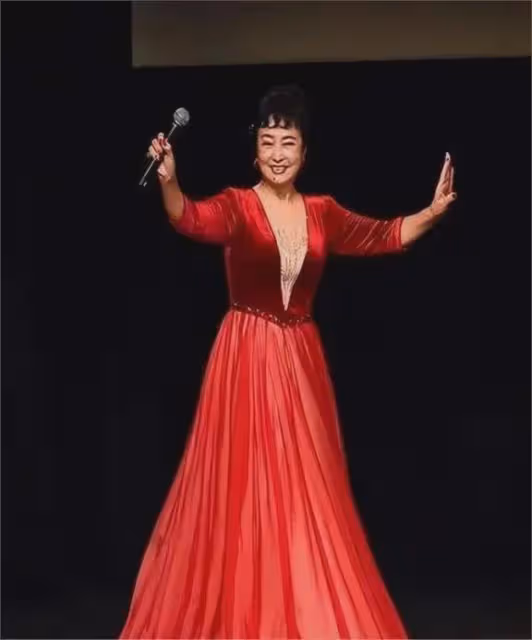 她是國家一級演員,會31國語言,當紅時被老公拋棄,晚年成女總裁