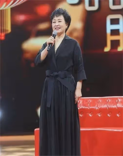 她是國家一級演員,會31國語言,當紅時被老公拋棄,晚年成女總裁