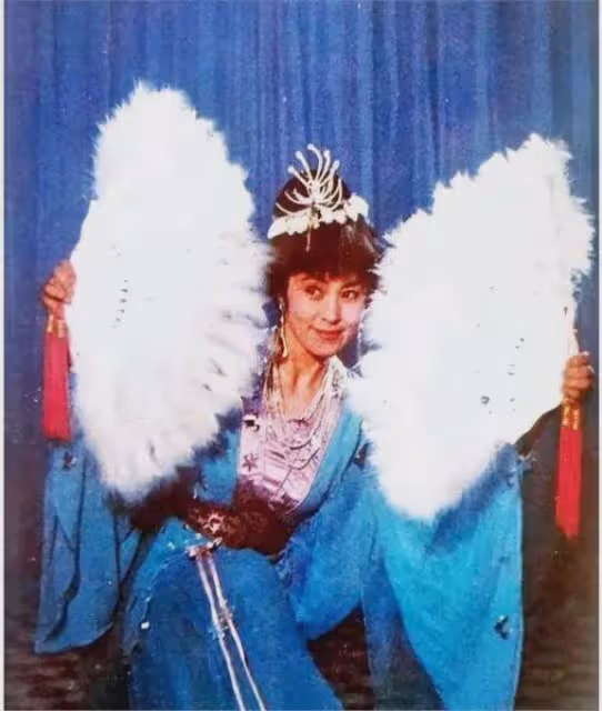 她是國家一級演員，會31國語言，當紅時被老公拋棄，晚年成女總裁