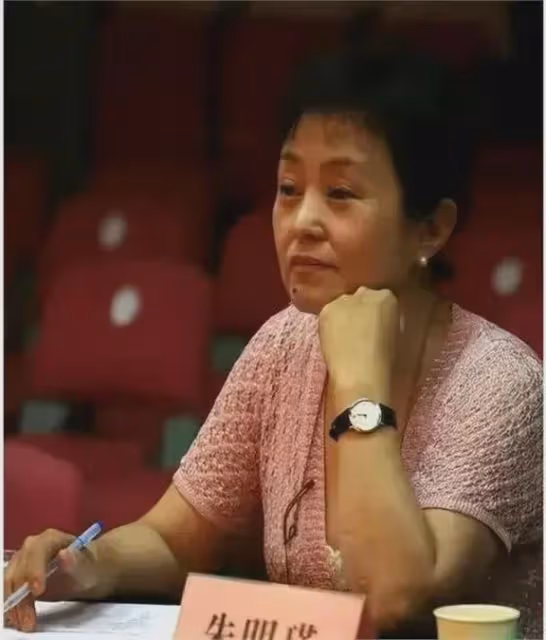 她是國家一級演員，會31國語言，當紅時被老公拋棄，晚年成女總裁