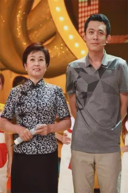 她是國家一級演員，會31國語言，當紅時被老公拋棄，晚年成女總裁