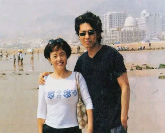她是國家一級演員，會31國語言，當紅時被老公拋棄，晚年成女總裁