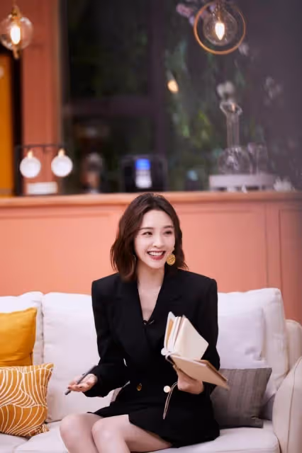 當媽的唐藝昕身材真好，穿西裝裙大膽扮「下衣失蹤」，筷子腿搶鏡