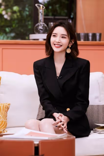 當媽的唐藝昕身材真好，穿西裝裙大膽扮「下衣失蹤」，筷子腿搶鏡