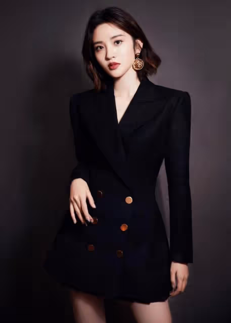 當媽的唐藝昕身材真好，穿西裝裙大膽扮「下衣失蹤」，筷子腿搶鏡