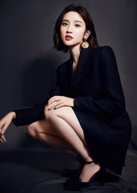 當媽的唐藝昕身材真好，穿西裝裙大膽扮「下衣失蹤」，筷子腿搶鏡