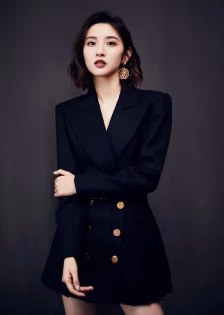 當媽的唐藝昕身材真好，穿西裝裙大膽扮「下衣失蹤」，筷子腿搶鏡