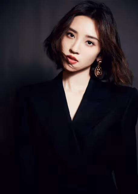 當媽的唐藝昕身材真好，穿西裝裙大膽扮「下衣失蹤」，筷子腿搶鏡