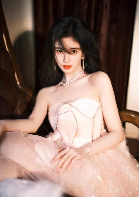 鞠婧禕不愧是「4000年美女」，穿抹胸裙扮在逃公主，身高何止159