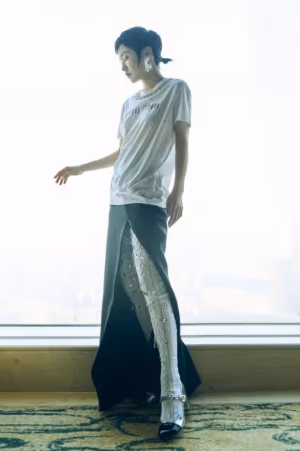 郭采潔的時尚看不懂，狗啃髮型就算了，開叉裙legging疊穿還挺潮