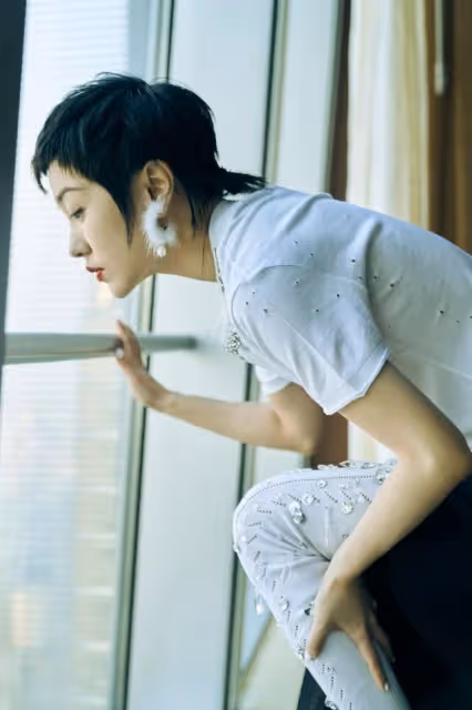 郭采潔的時尚看不懂，狗啃髮型就算了，開叉裙legging疊穿還挺潮