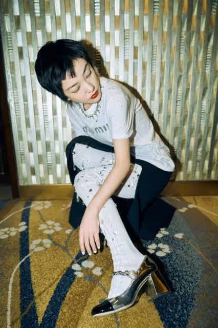 郭采潔的時尚看不懂，狗啃髮型就算了，開叉裙legging疊穿還挺潮
