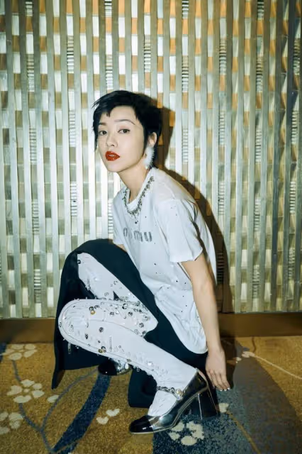 郭采潔的時尚看不懂，狗啃髮型就算了，開叉裙legging疊穿還挺潮