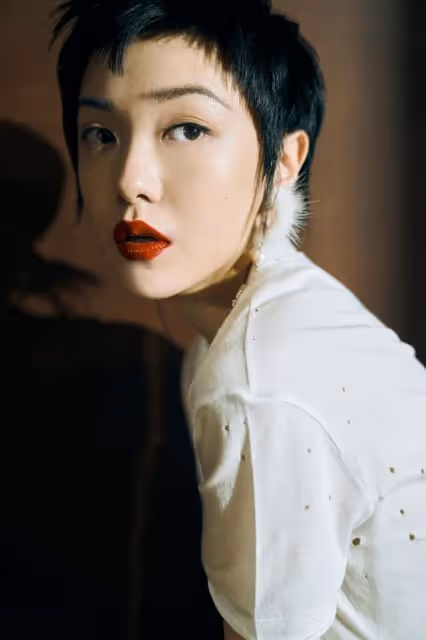 郭采潔的時尚看不懂，狗啃髮型就算了，開叉裙legging疊穿還挺潮