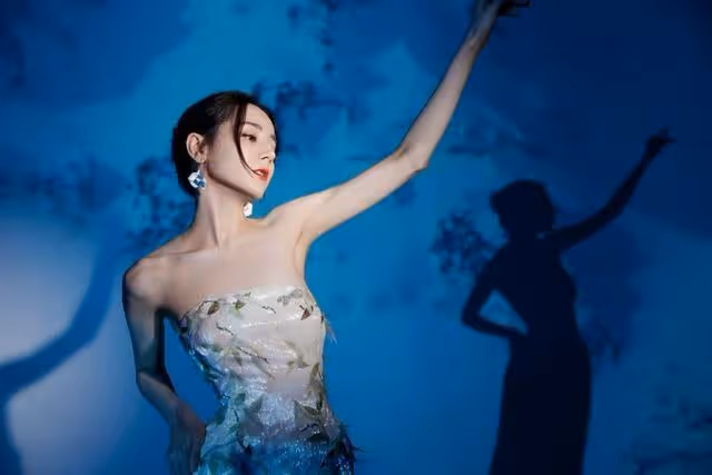 熱巴又驚艷了，一襲抹胸裙打扮似「美人魚」，骨感身材羨慕不來