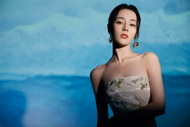 熱巴又驚艷了，一襲抹胸裙打扮似「美人魚」，骨感身材羨慕不來