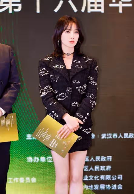 宋茜真是「人間絕色」，小香風套裝看似知性幹練，漫畫腿著實搶鏡