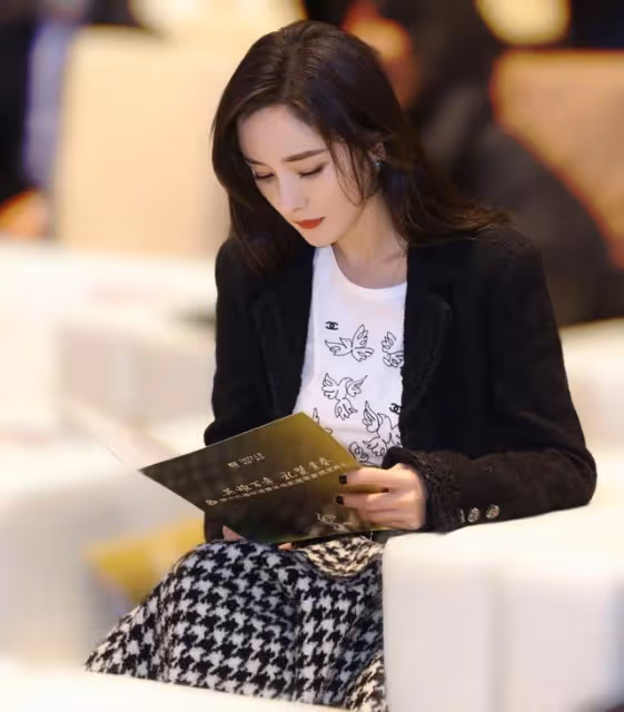楊冪出席青年電影周，職業套裝只露半截腿，不走絲襪路線也吸睛