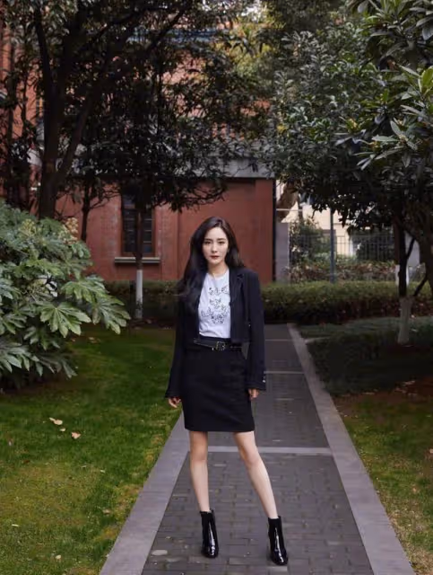 楊冪出席青年電影周，職業套裝只露半截腿，不走絲襪路線也吸睛