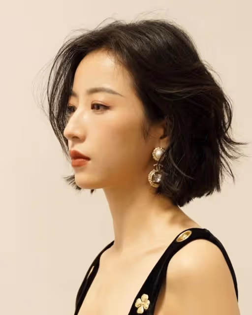 周雨彤「平板身材」卻好高級，弔帶裙+短髮時髦嬌俏，純欲風滿滿