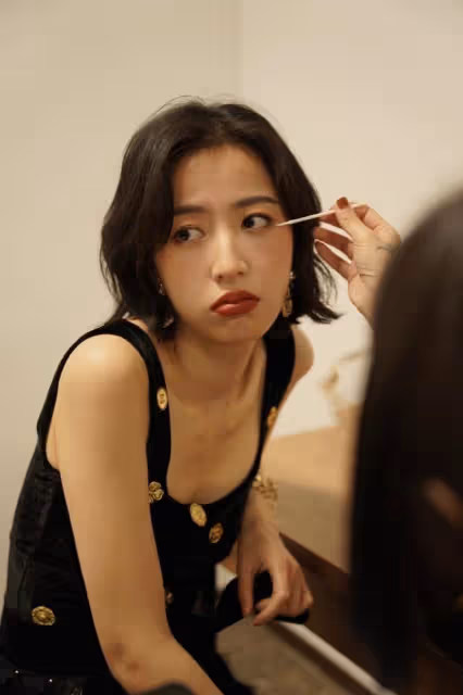 周雨彤「平板身材」卻好高級，弔帶裙+短髮時髦嬌俏，純欲風滿滿