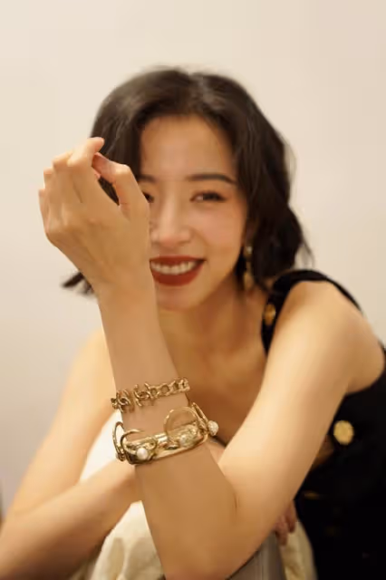 周雨彤「平板身材」卻好高級，弔帶裙+短髮時髦嬌俏，純欲風滿滿